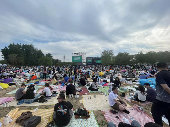 “五一”假期，北京无限音乐节在城市绿心森林公园举办，吸引了众多乐迷。人民网记者 郝帅摄